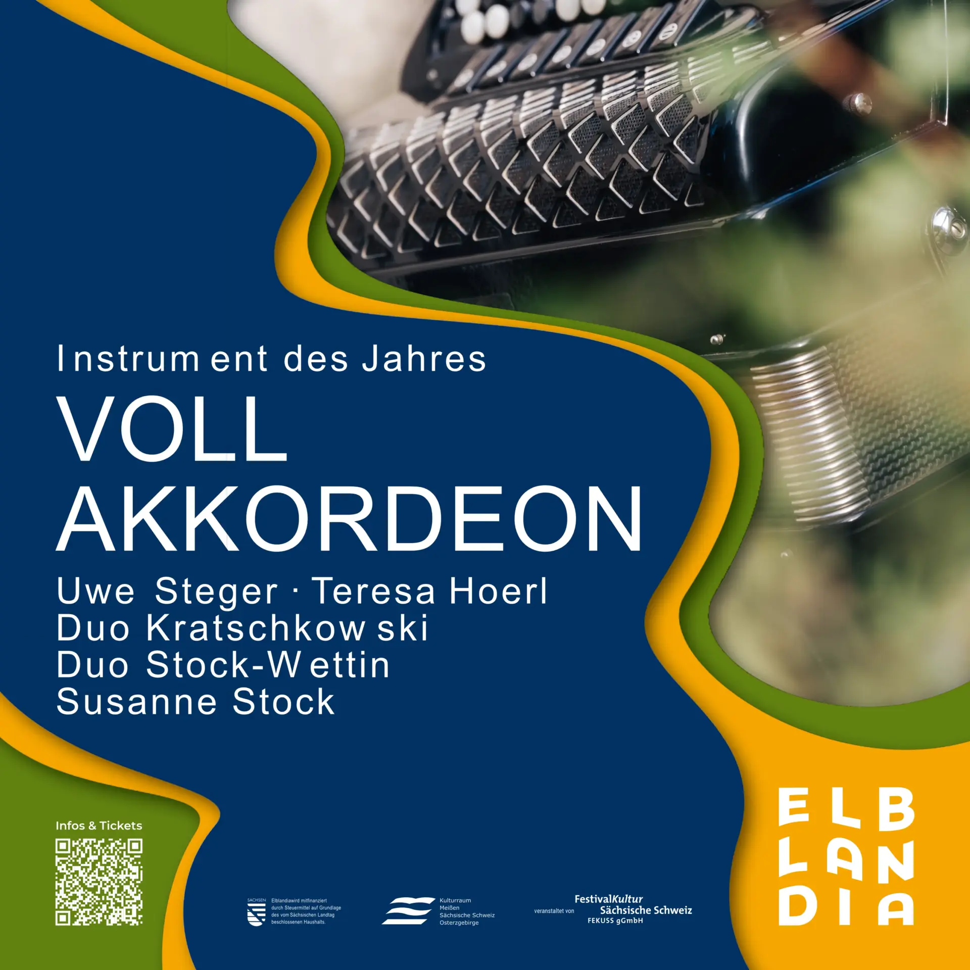 Ein Konzertplakat von Elblandia mit einem dargestellten Akkordeon, blauem Hintergrund, diagonal verlaufenden gelben und grünen Wellenlinien, QR‑Code, Logos und Veranstaltungsinformationen.