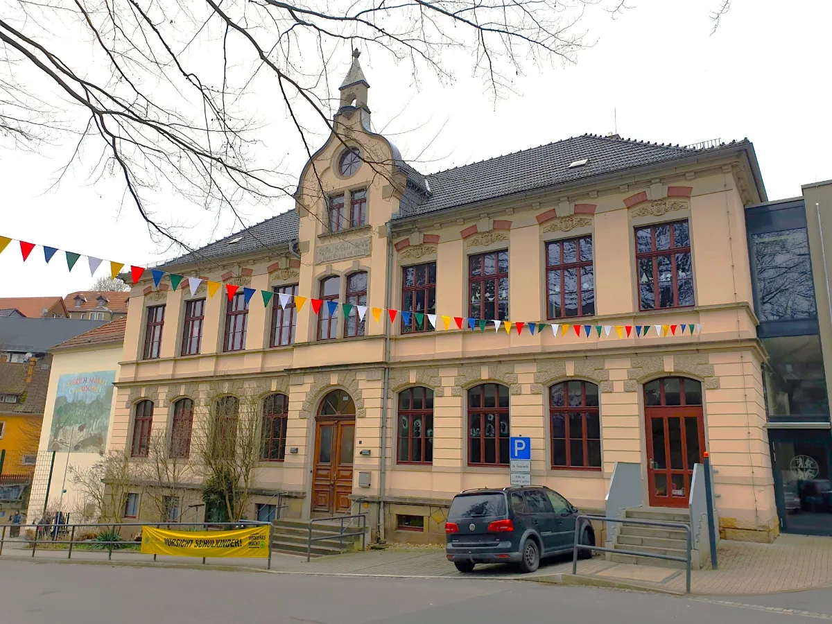 Die Grundschule Stadt Wehlen in der Außenansicht