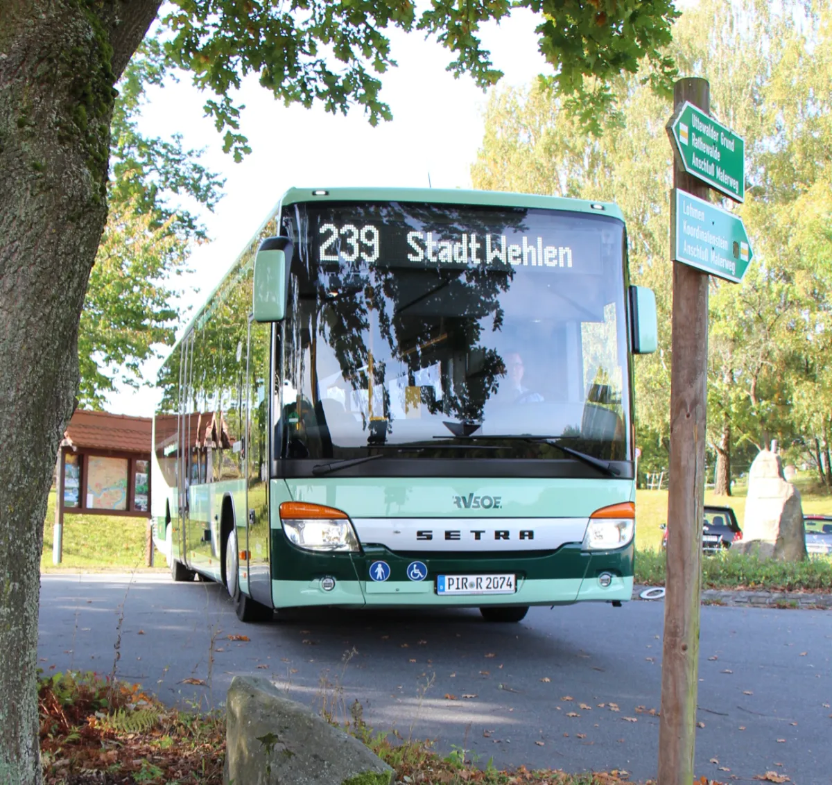 Der Linienbus 239 an der haltestelle Bruno-Barthel-Stein